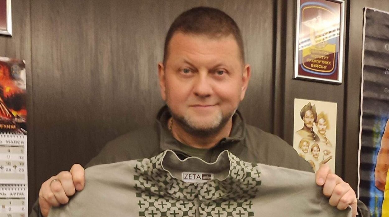 В Україні відтворили вишиванку Степана Бандери та подарували Залужному - 24 Канал В Україні відтворили вишиванку Степана Бандери та подарували Залужному - 24 Канал