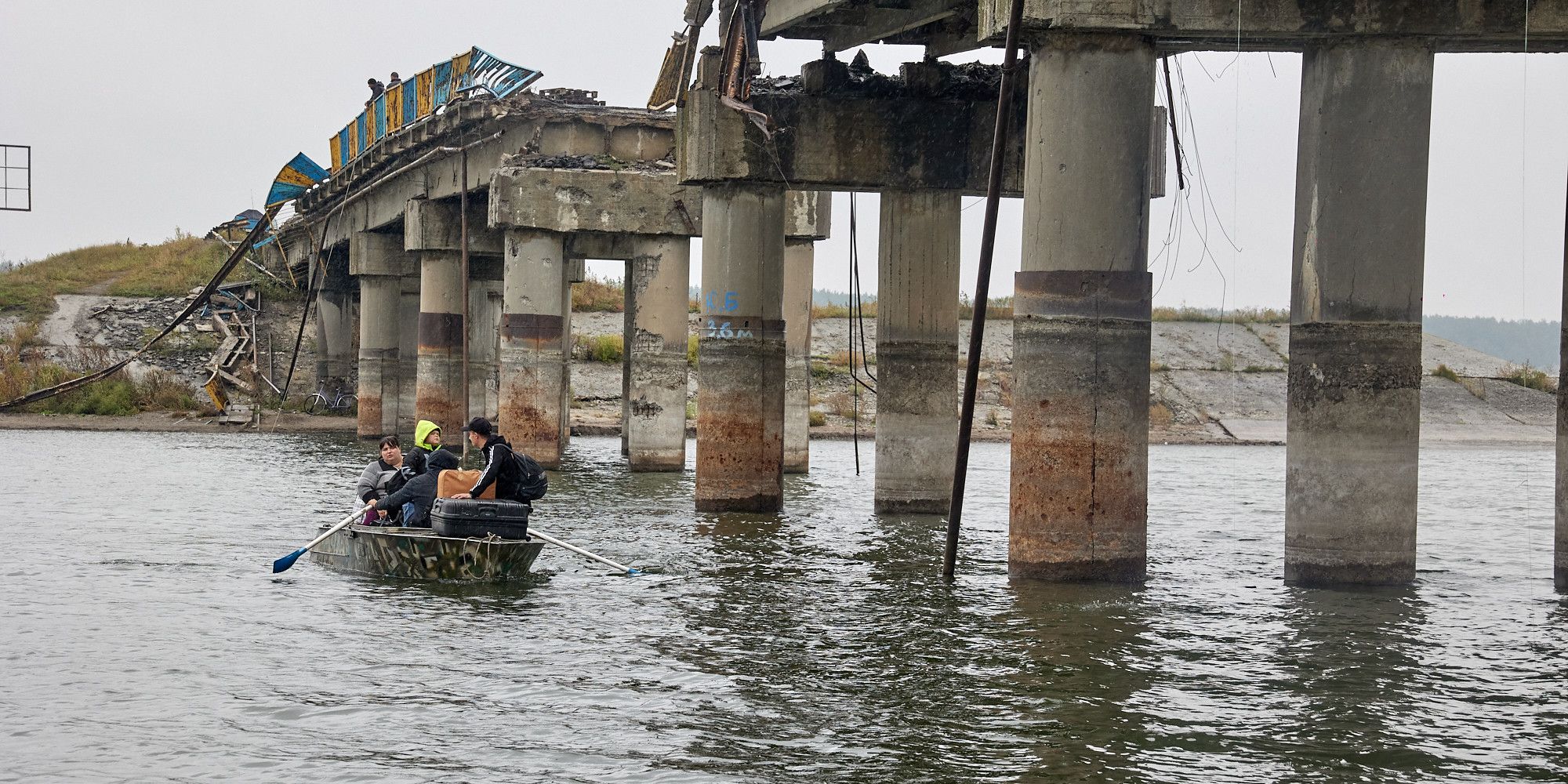 Мусили плисти на човнах: як в деокупованому Старому Салтові відновили розбитий міст - 24 Канал