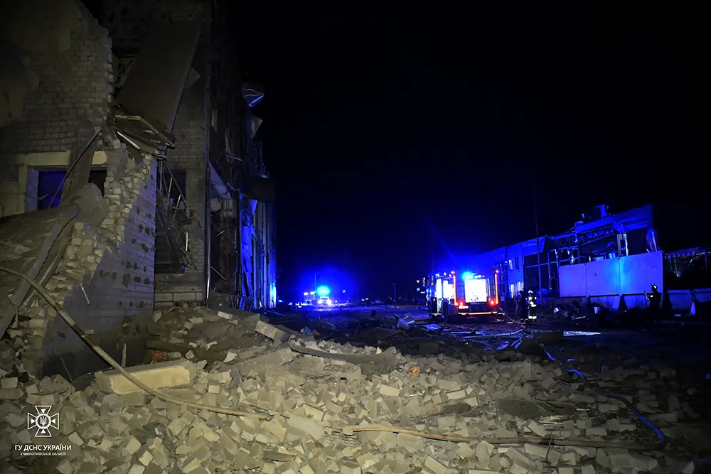 Последствия разрушений в результате ракетной атаки на Николаев