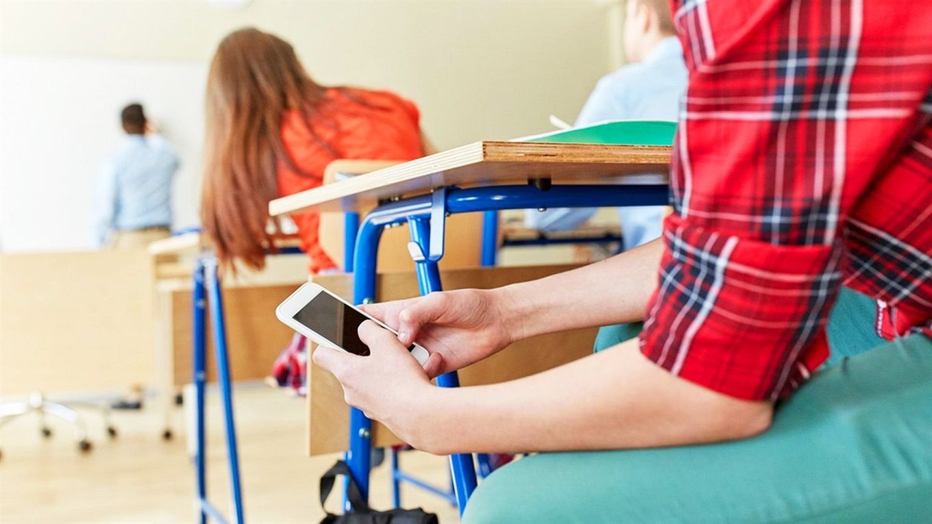 Телефони в школі - чи можуть учням заборонити мати мобільні