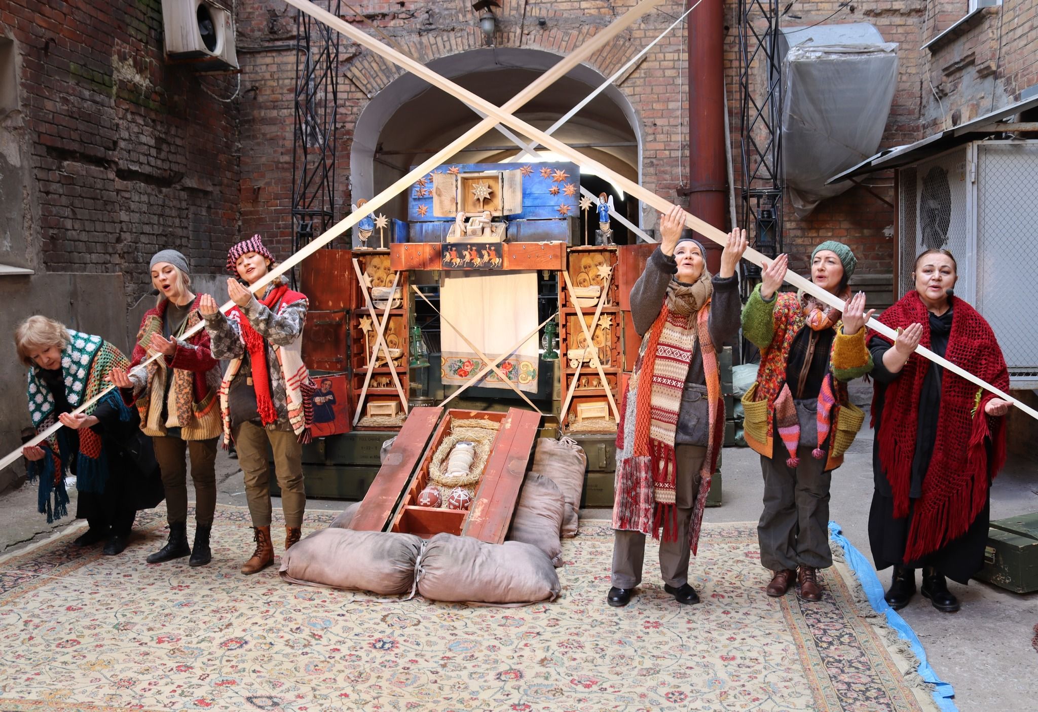 Актеры показывают спектакль под открытым небом Актеры показывают спектакль под открытым небом