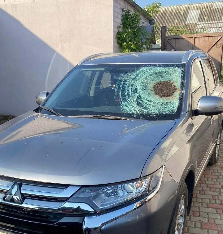 Уламок ракети пошкодив автомобіль Уламок ракети пошкодив автомобіль