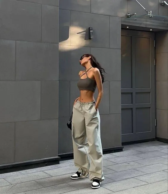 Стильні образи зі штанами карго Стильні образи зі штанами карго