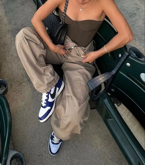 Стильні образи зі штанами карго Стильні образи зі штанами карго