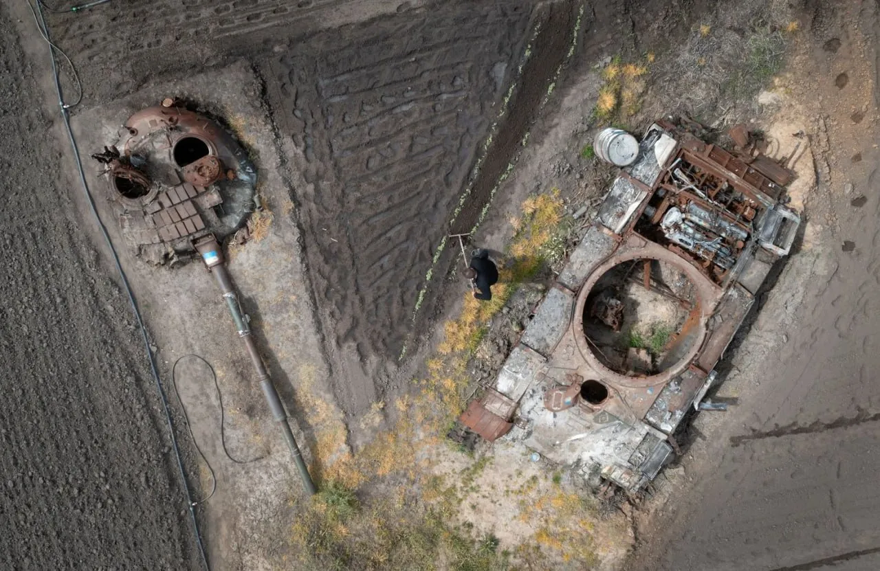 Вражеский танк так и остался на огороде украинца Вражеский танк так и остался на огороде украинца