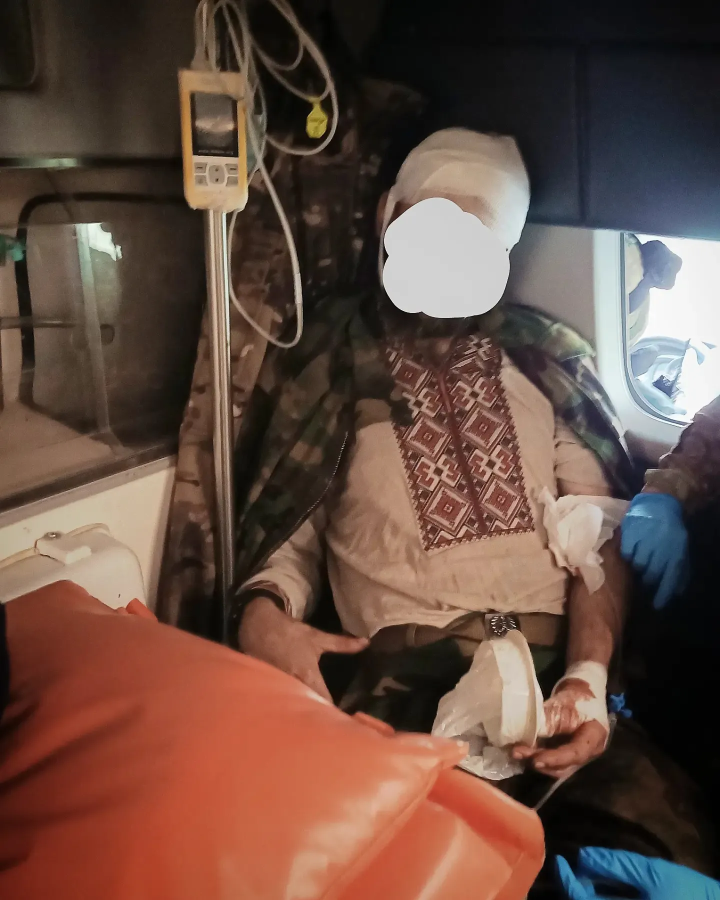 Раненый защитник в вышитой сорочке Раненый защитник в вышитой сорочке