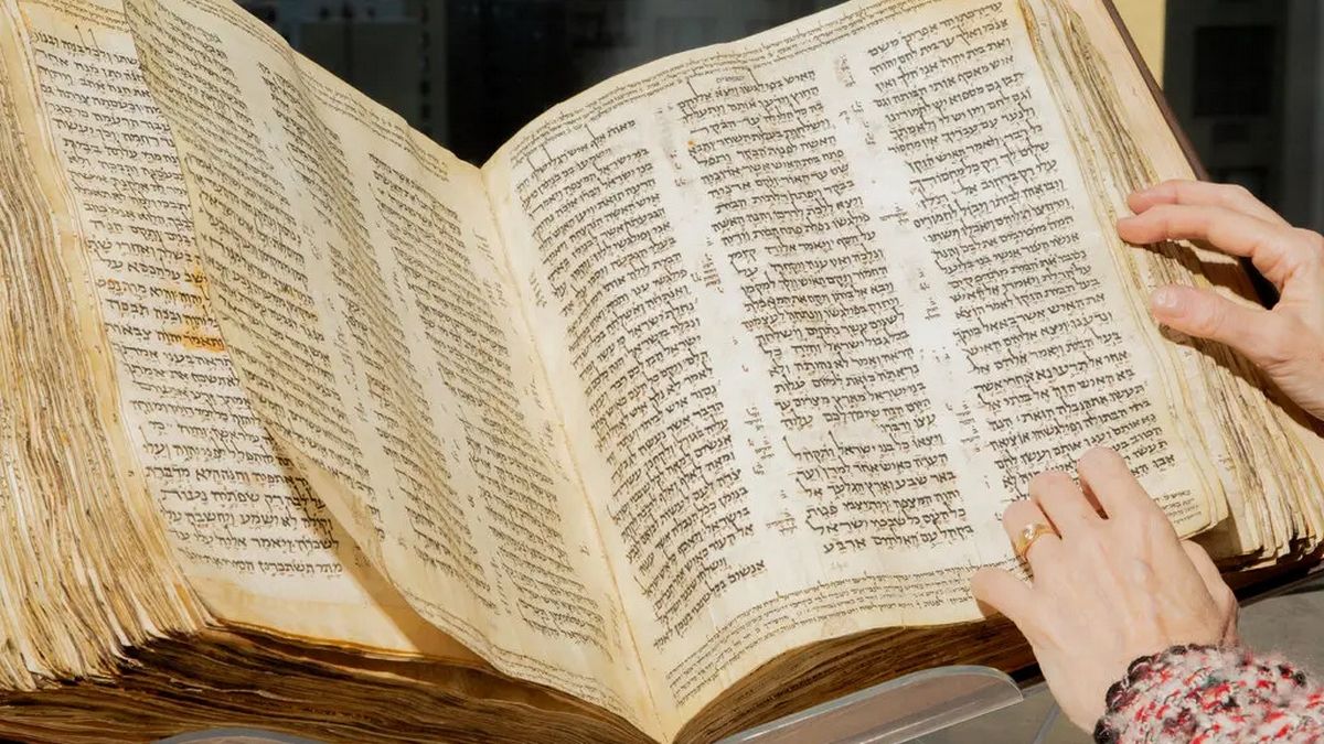Древнейшую почти полную Библию продали на Sotheby's за космическую сумму