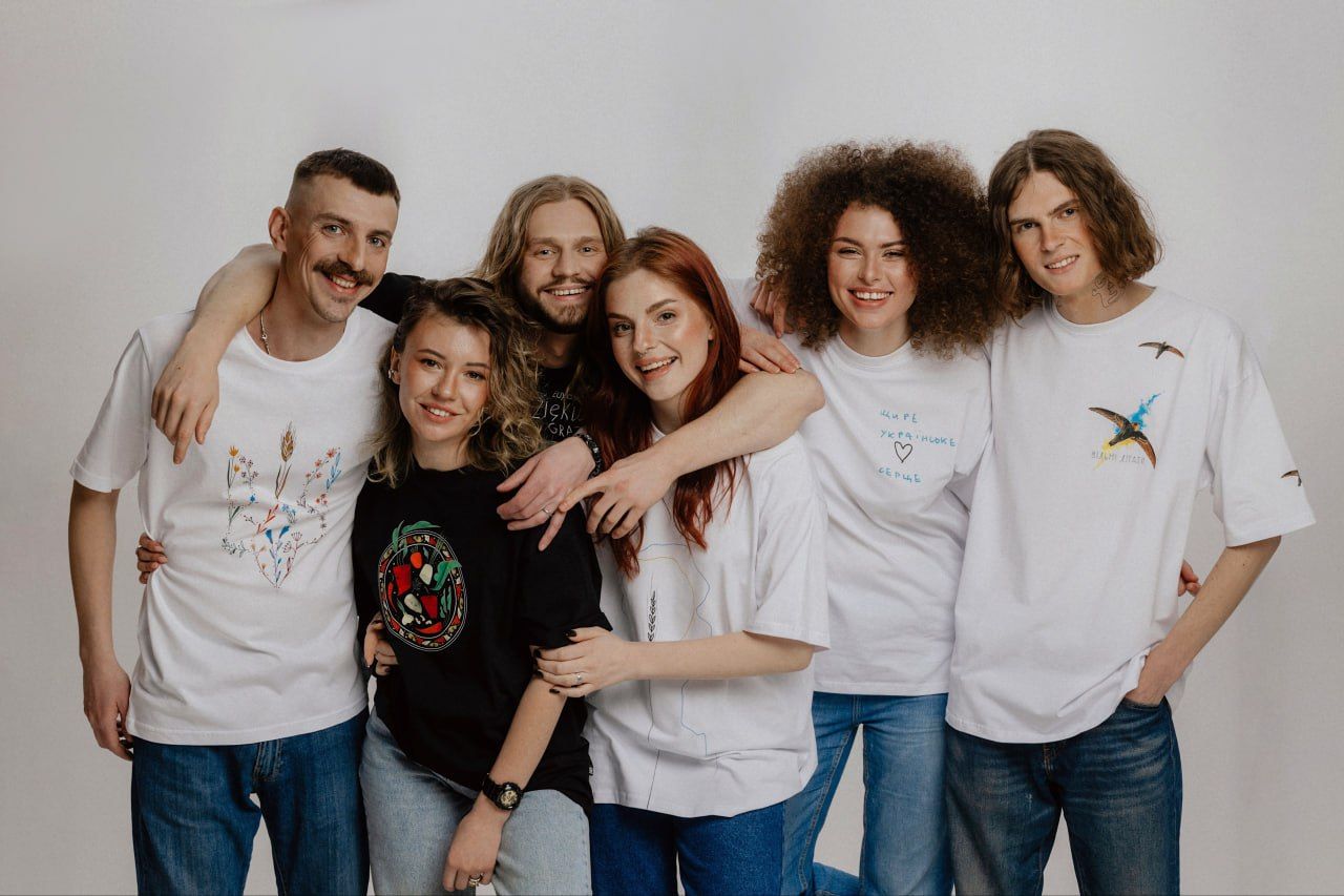 Социальный проект "Мы одной крови" принимает в семью: в команду присоединились новые художники и бренды Социальный проект "Мы одной крови" принимает в семью: в команду присоединились новые художники и бренды