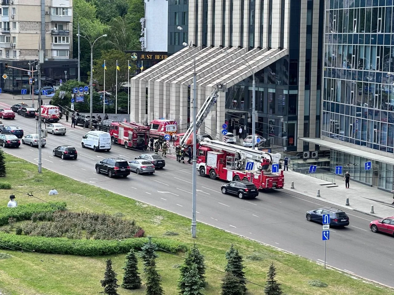 Біля ТРЦ зібралося багато рятувальників Біля ТРЦ зібралося багато рятувальників