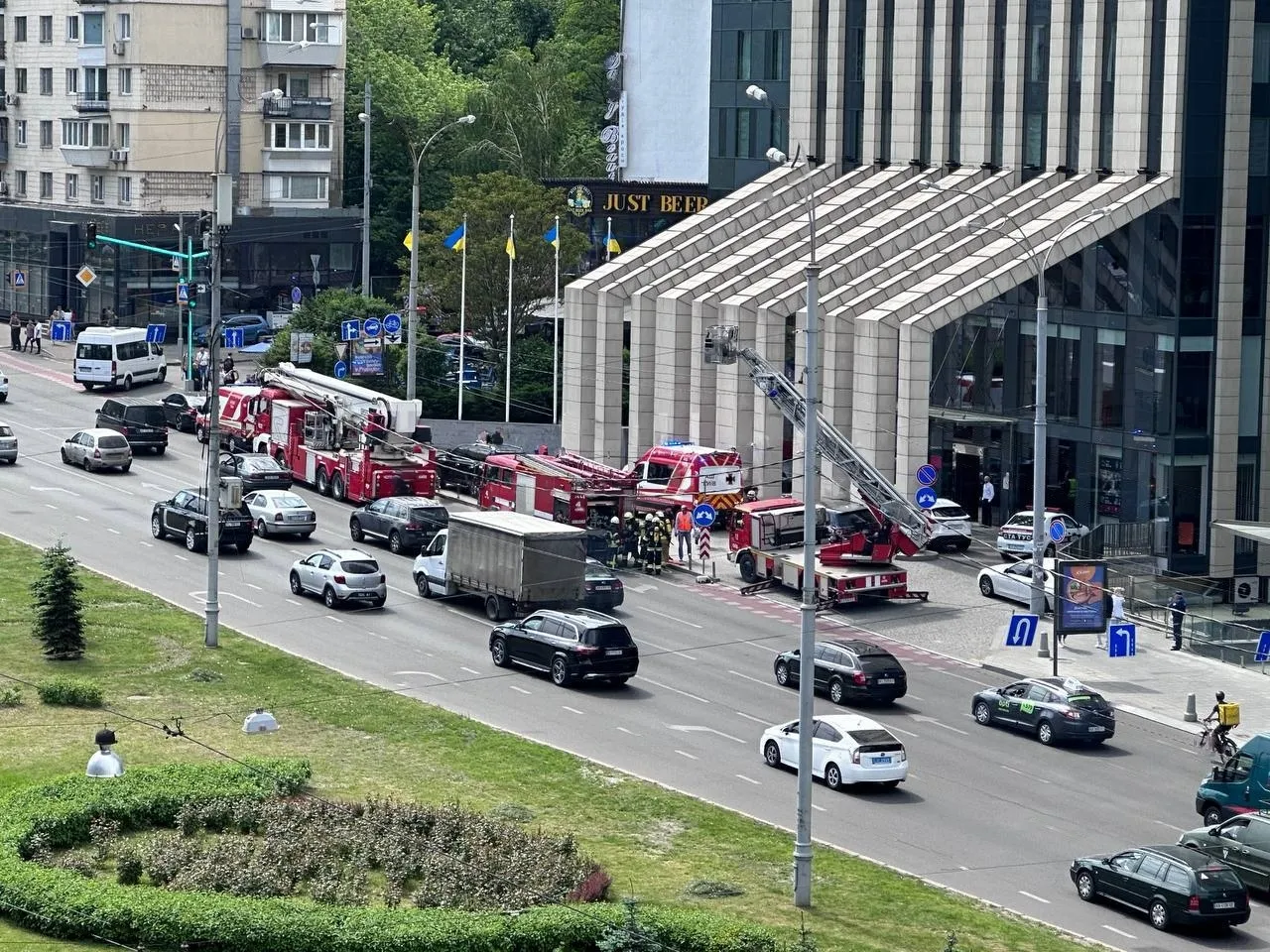 Автомобілі пожежників біля ТРЦ Автомобілі пожежників біля ТРЦ