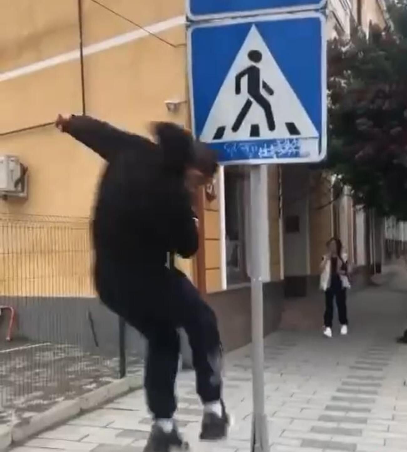 В Ужгороді підліток вбіг головою у дорожній знак - відео - Новини України В Ужгороді підліток вбіг головою у дорожній знак - відео - Новини України