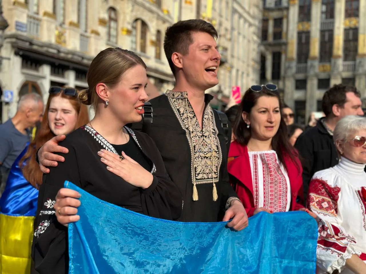 Люди исполнили гимн Украины