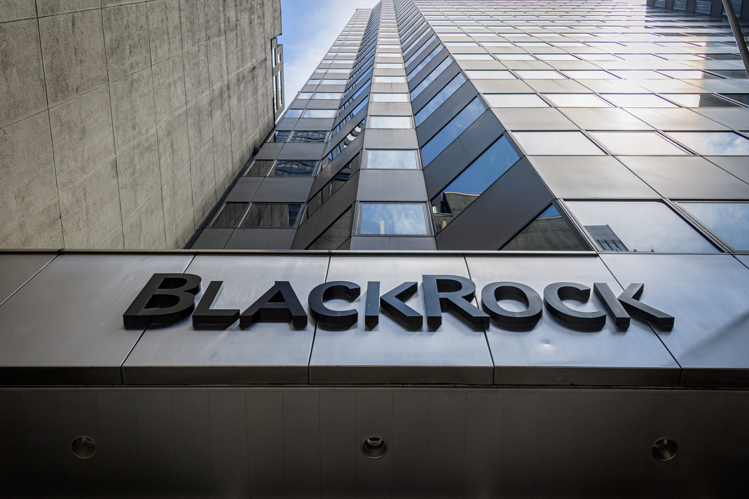 Компания BlackRock будет помогать восстанавливать Украину