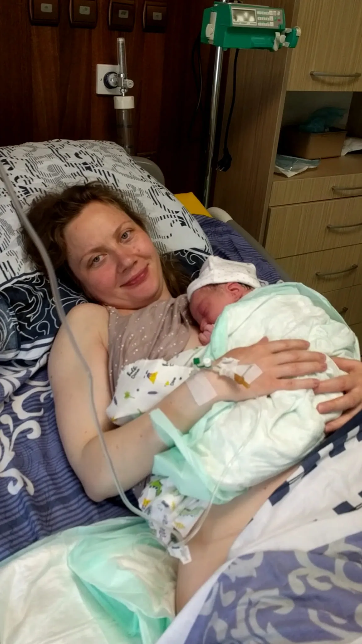 Дружина Віталія з новонародженою донечкою