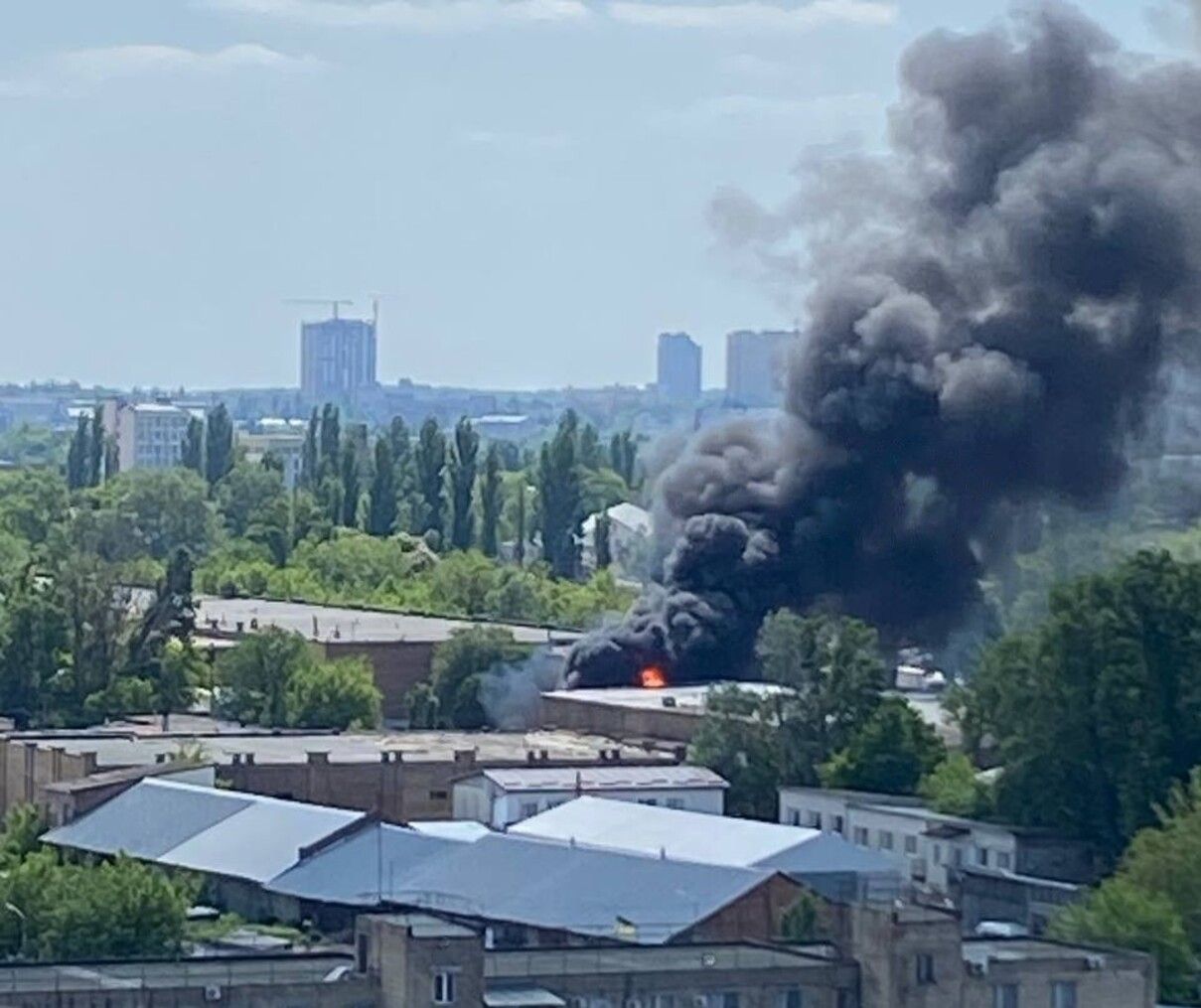 У Солом'янському районі столиці сталась пожежа: чорний дим видно з різних частин Києва - 24 Канал