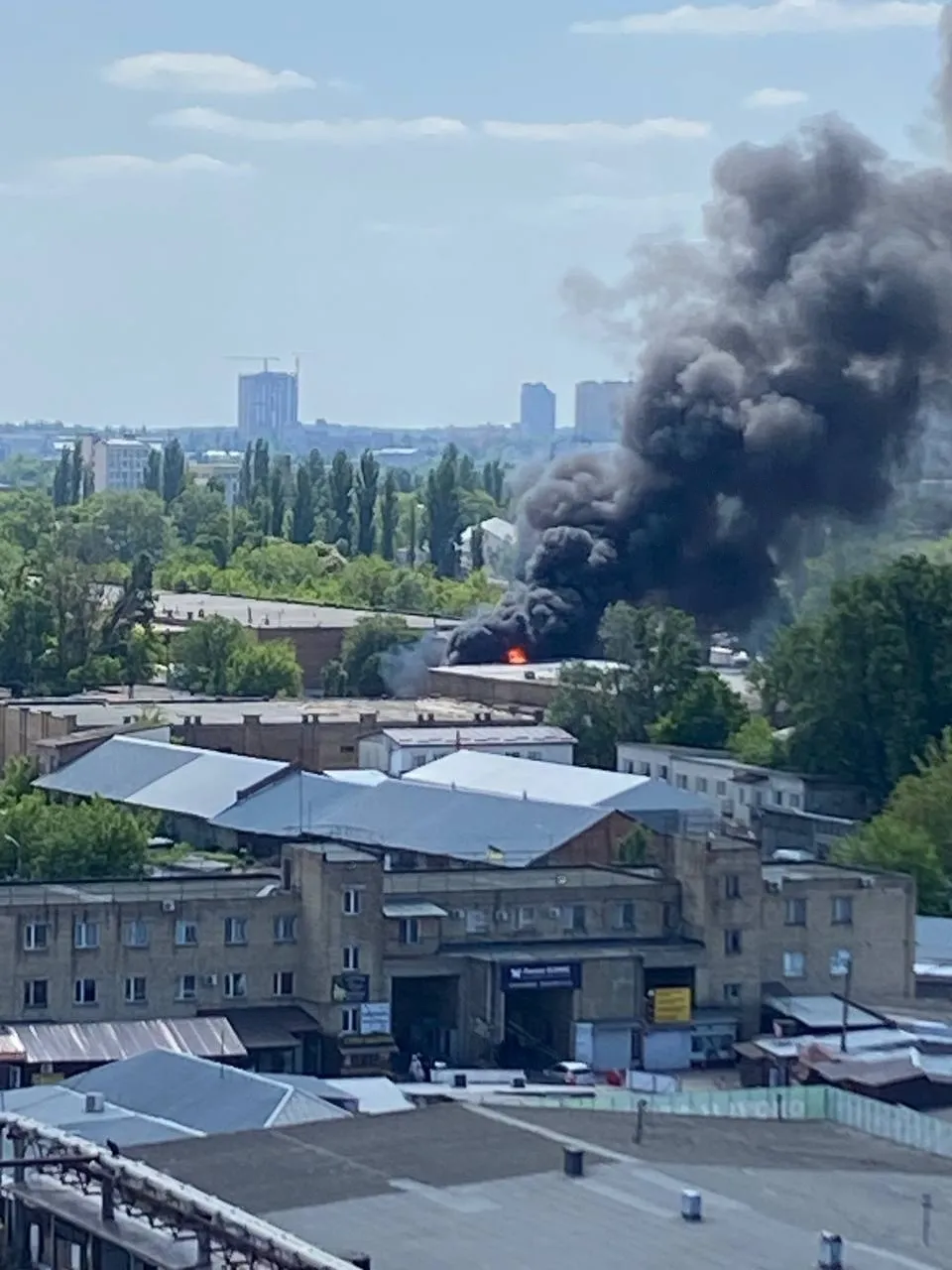 Пожар виден из разных частей Киева