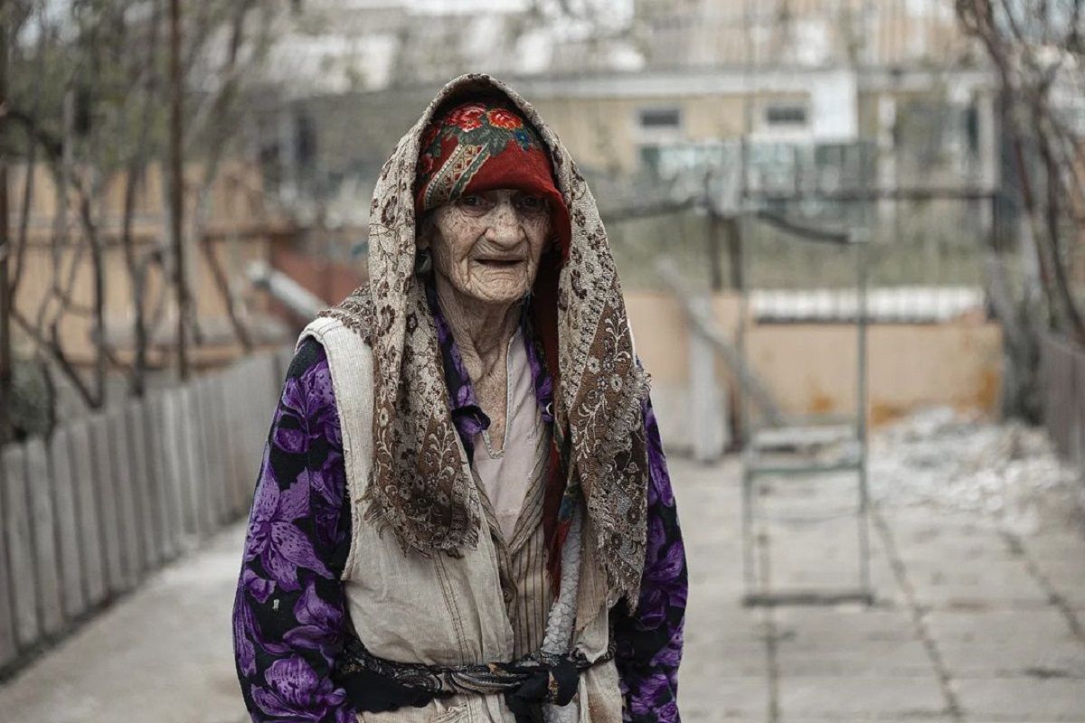 оккупанты прикрывались от ВСУ 94-летней бабушкой: в ее дворе до сих пор стоит брошенный БТР - 24 Канал