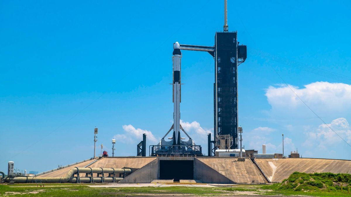 Falcon 9 перед стартом Ax-2