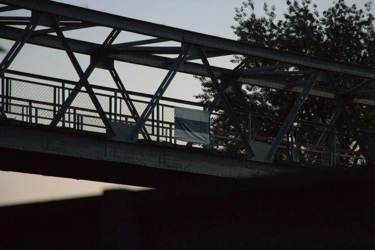 Біло-синьо-білий прапор майоріє над Бєлгородщиною Біло-синьо-білий прапор майоріє над Бєлгородщиною