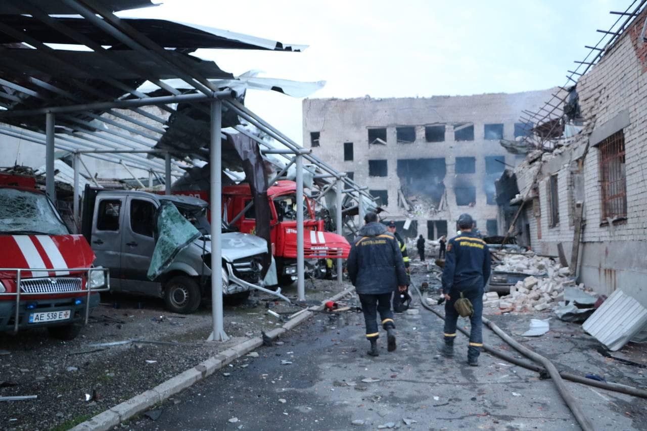 Последствия обстрела спасательного подразделения в Днепре
