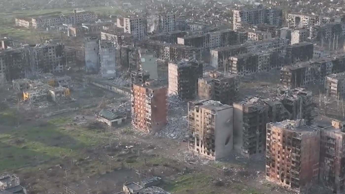 Дым и обгоревшие дома: NYT показало с высоты уничтоженный дотла Бахмут - 24 Канал Дым и обгоревшие дома: NYT показало с высоты уничтоженный дотла Бахмут - 24 Канал