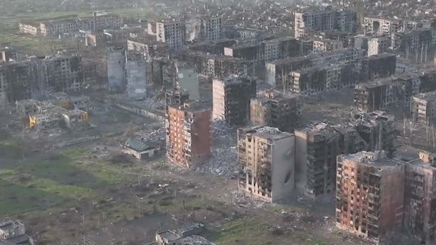 Дым и обгоревшие дома: NYT показало с высоты уничтоженный дотла Бахмут - 24 Канал