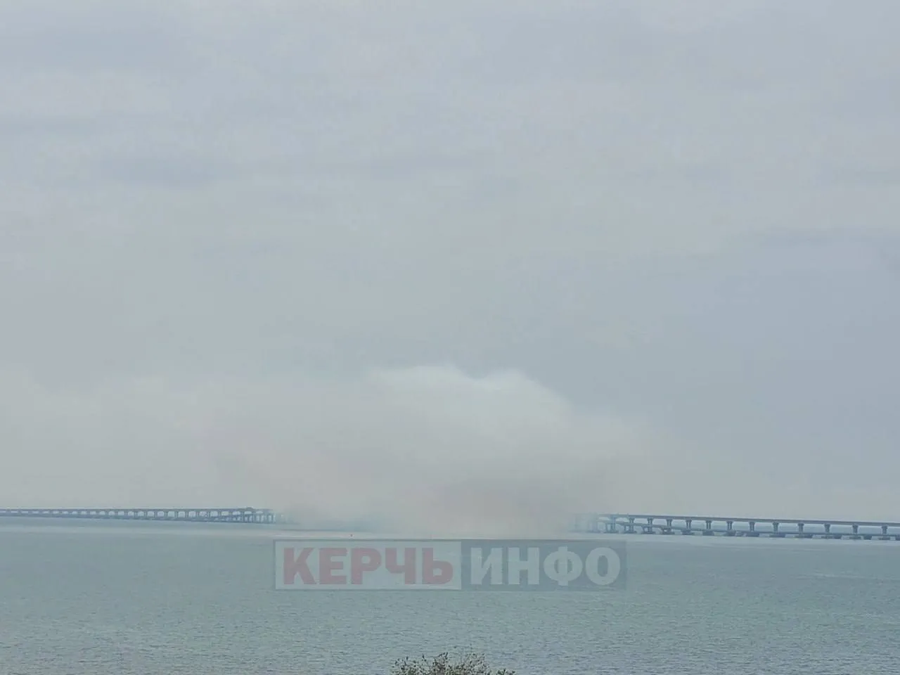 Дим на Кримському мосту 