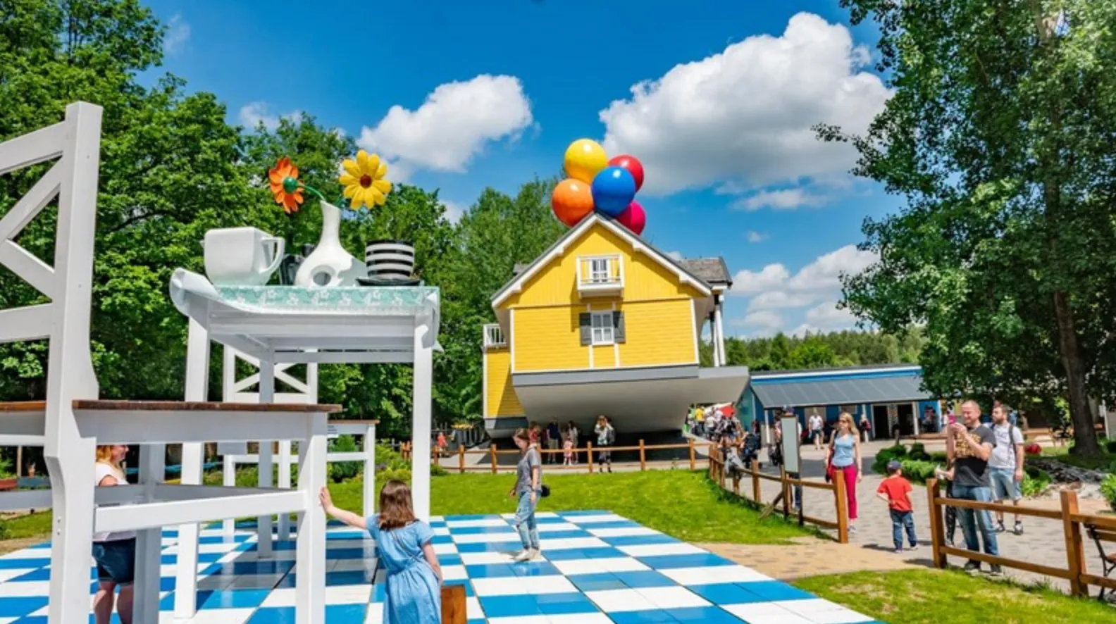 Летучий дом и гигантские стулья на Ферме иллюзий Летучий дом и гигантские стулья на Ферме иллюзий