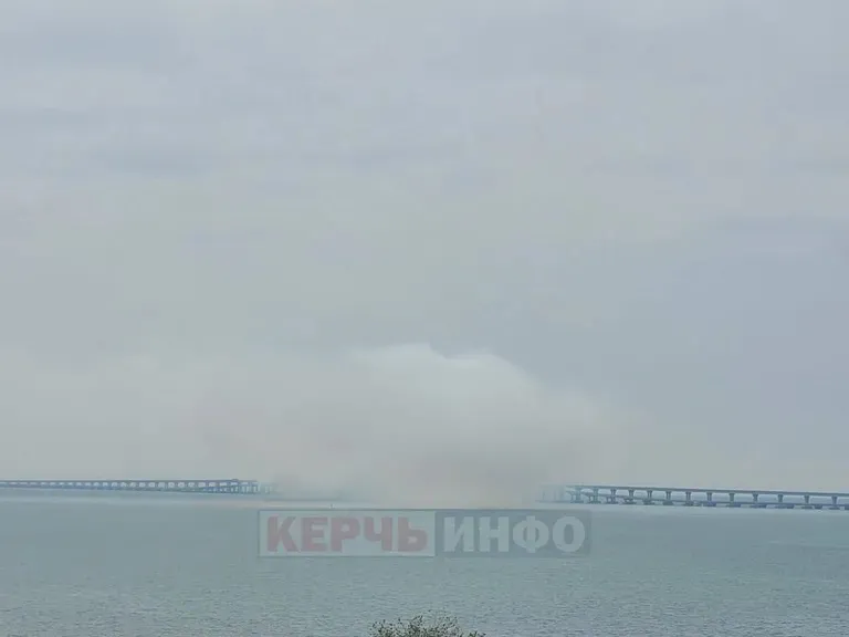 Дим на Кримському мосту Дим на Кримському мосту