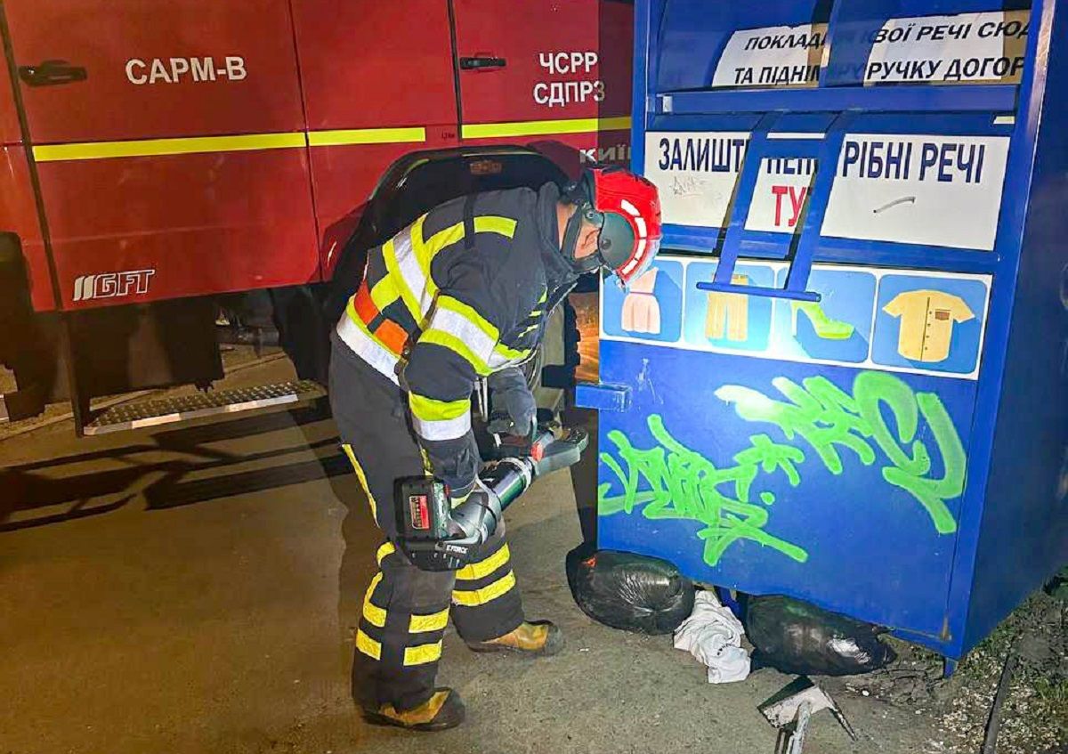 Підліток заліз у контейнер для збору речей і не зміг вибратись Підліток заліз у контейнер для збору речей і не зміг вибратись