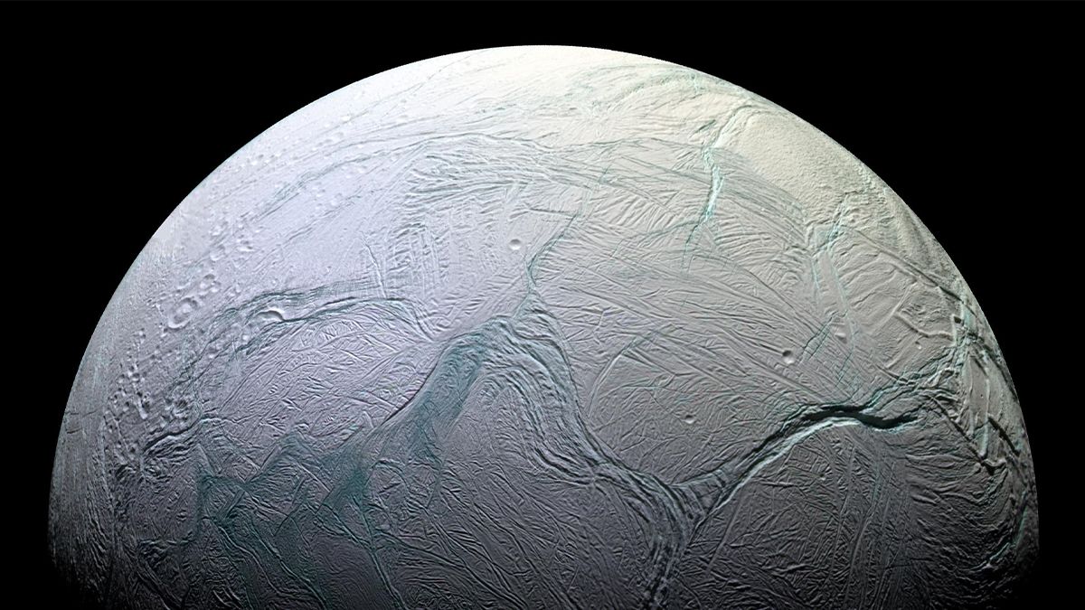 Спутник Сатурна Энцелад выбрасывает в космос струи воды и органических молекул