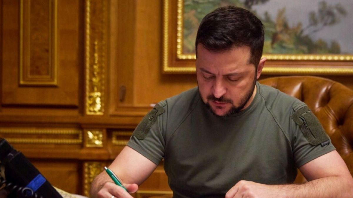 Зеленський ввів санкції проти росіян Зеленський ввів санкції проти росіян