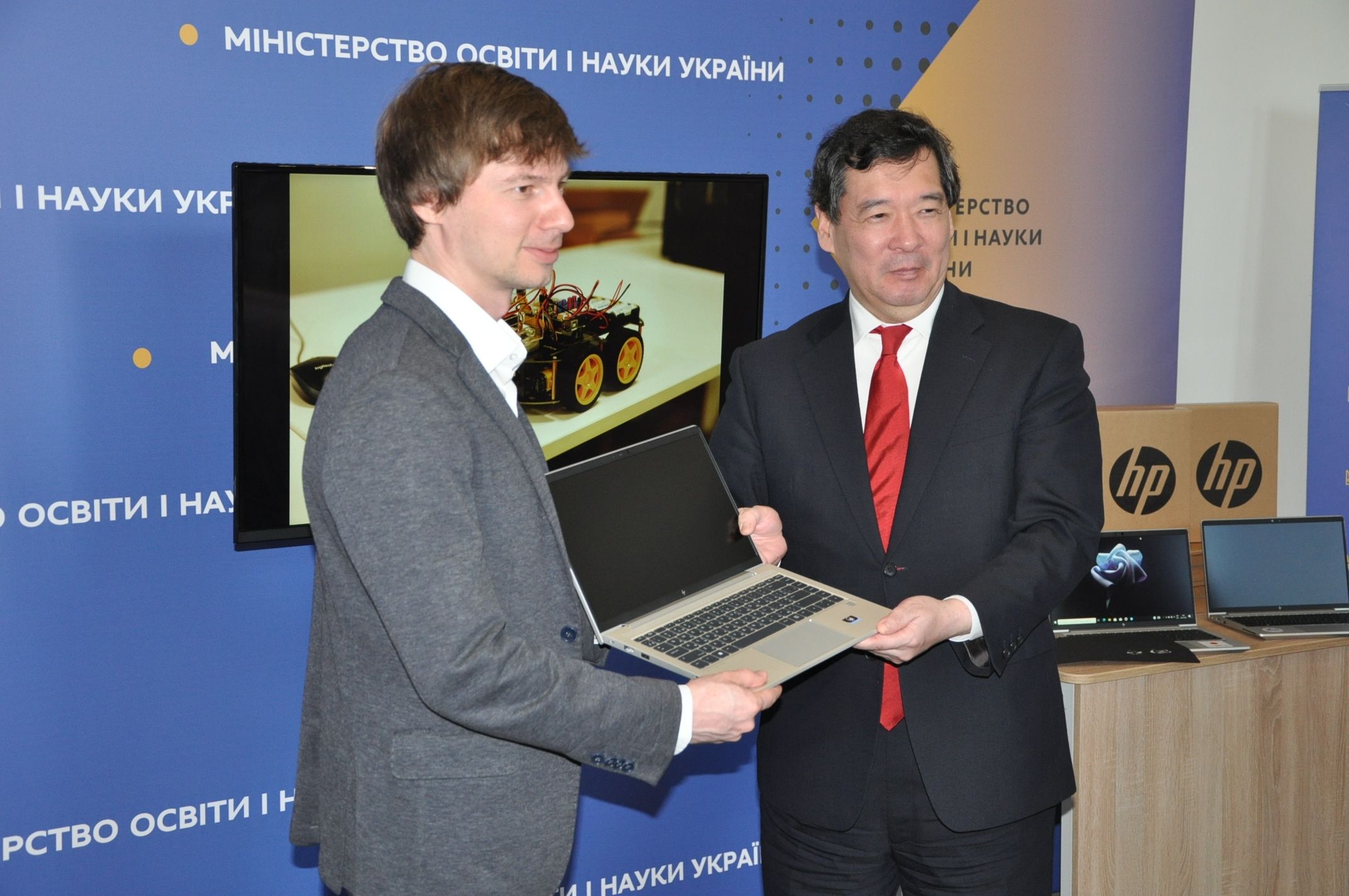 Япония передала ноутбуки украинским школам
