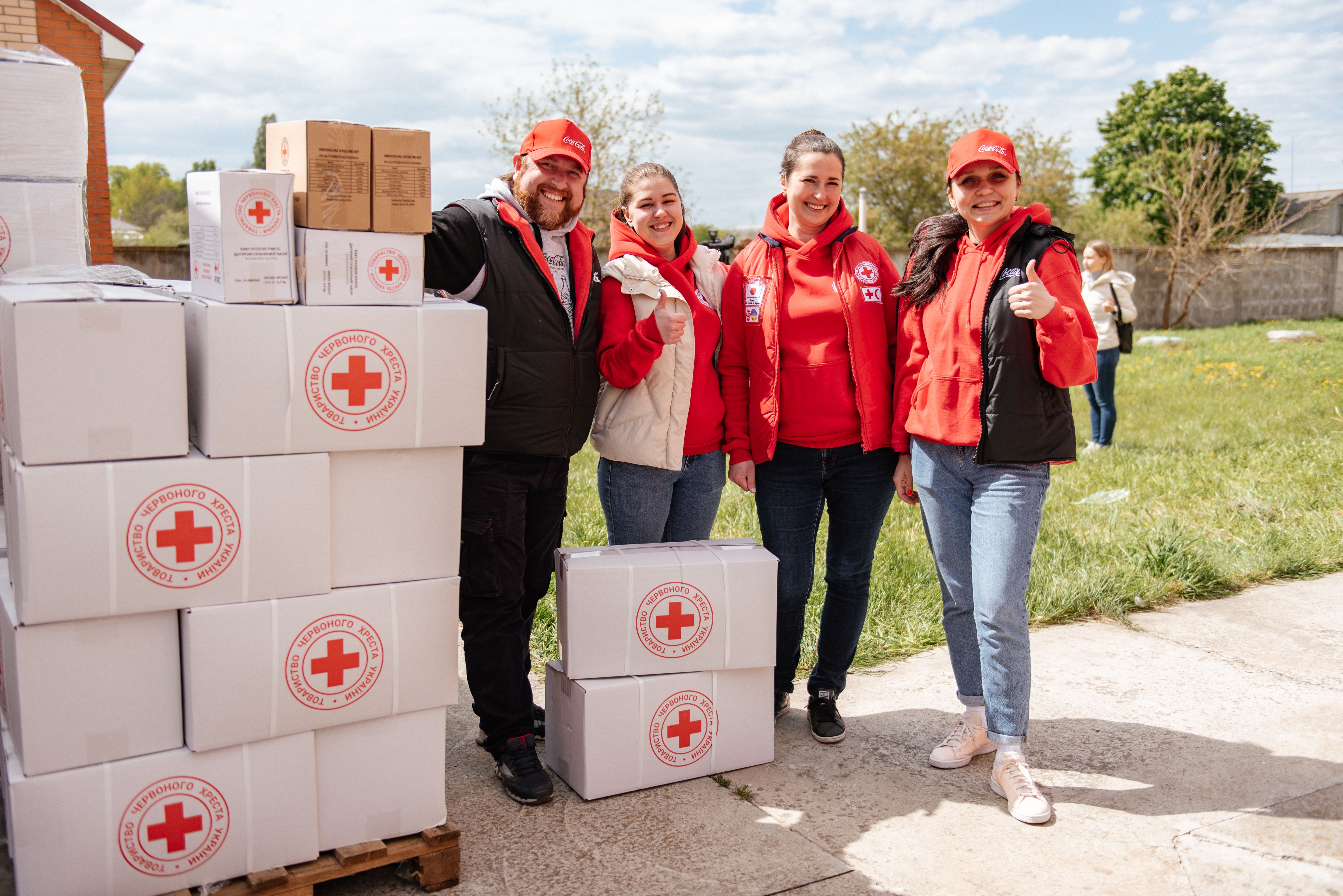 Генератори та спальні комплекти для тих, хто втратив житло: проєкт Кока-Кола та Українського Червоного Хреста 