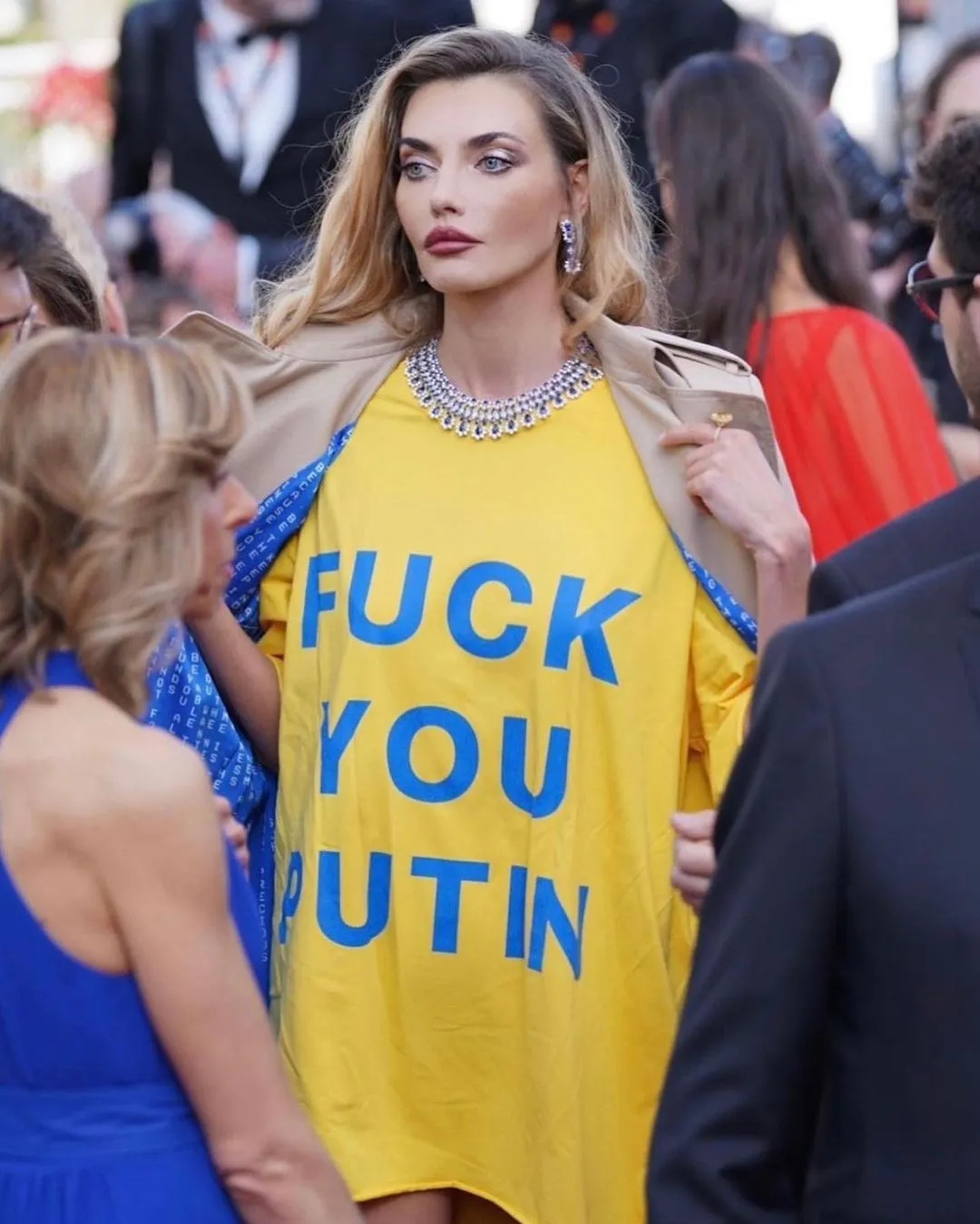 Аліна Байкова у тренчі від Андре Тана Аліна Байкова у тренчі від Андре Тана