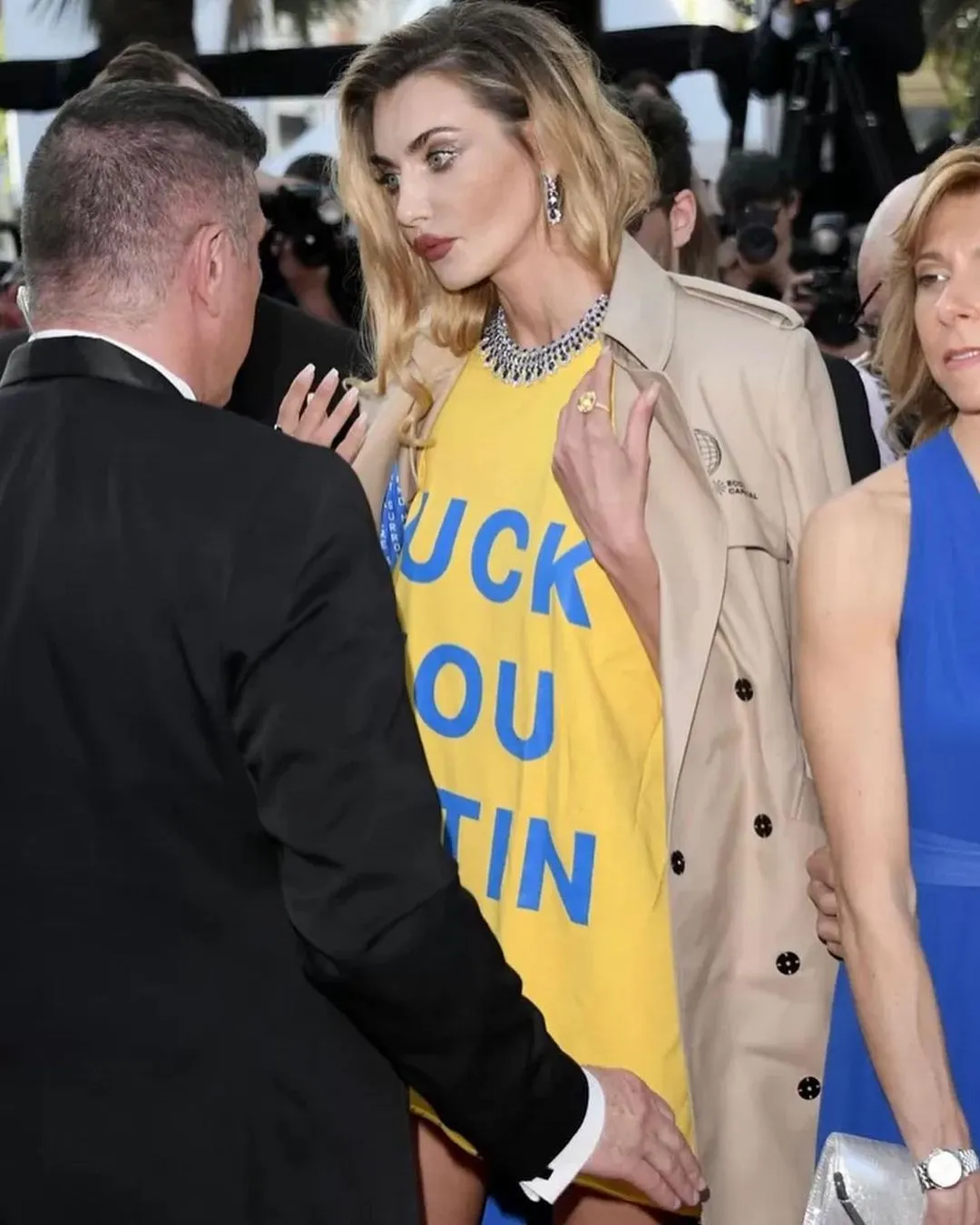 Аліна Байкова у тренчі від Андре Тана Аліна Байкова у тренчі від Андре Тана