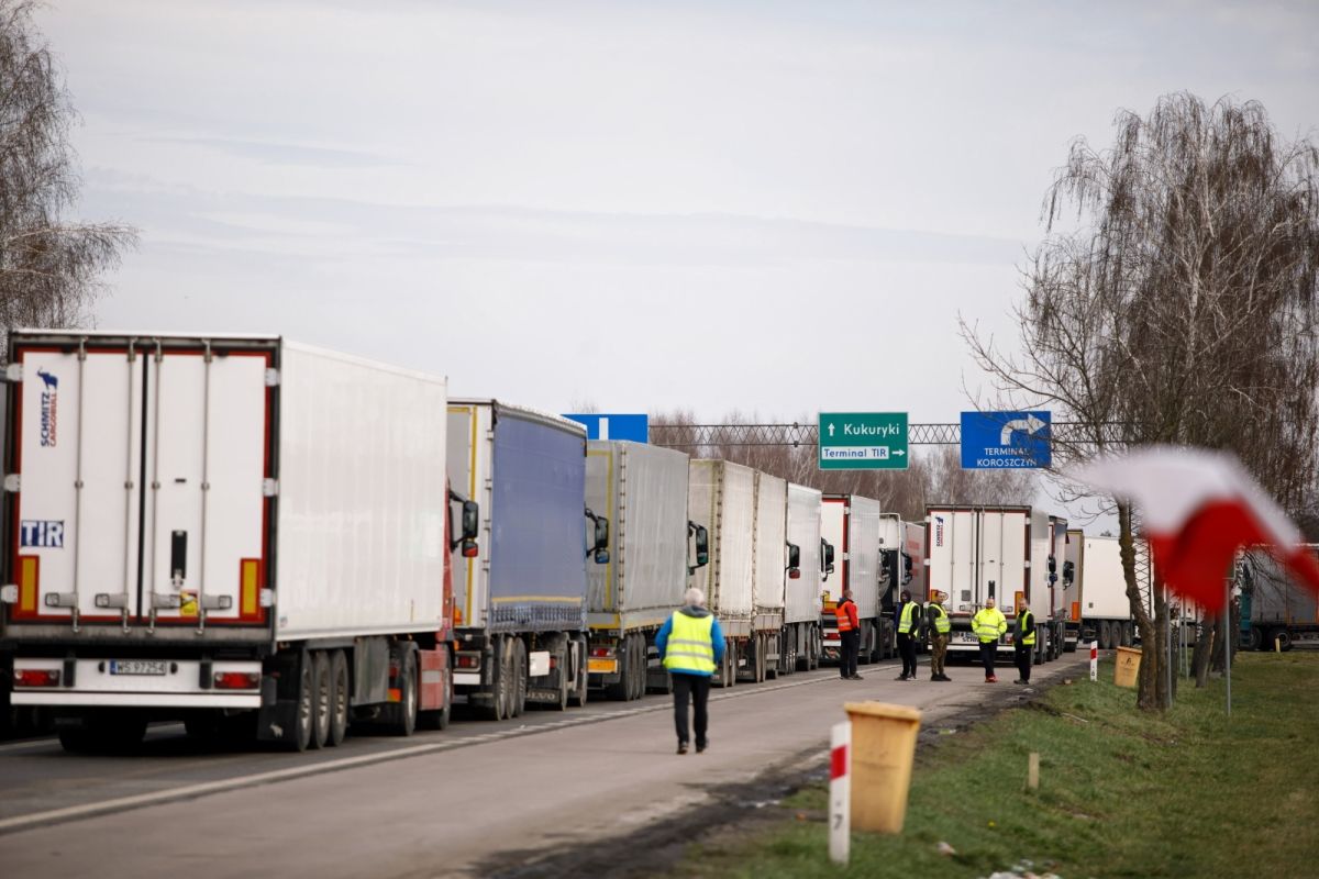 Польша закроет границу для грузовиков с российскими и белорусскими номерами