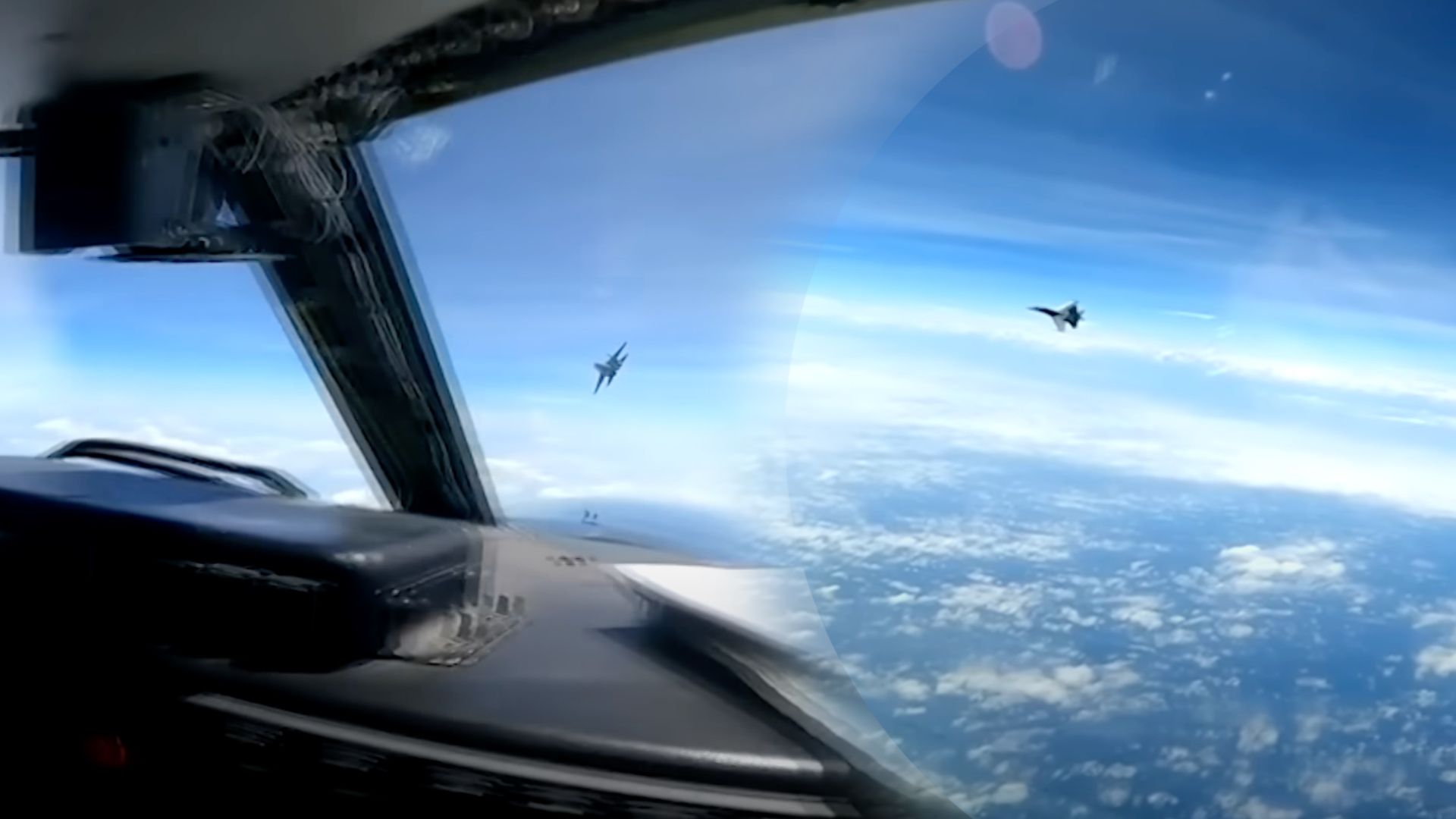 Китайский пилот совершил опасный маневр в небе Китайский пилот совершил опасный маневр в небе