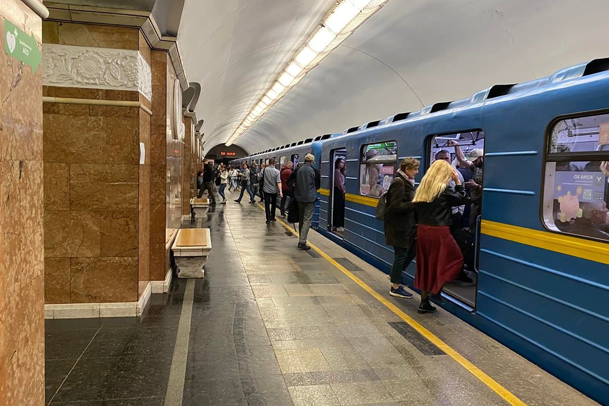У Києві під потяг потрапила жінка