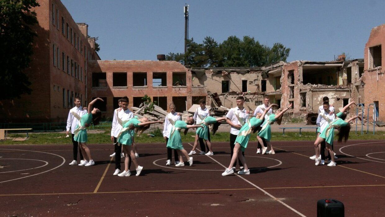 Выпускной 2023 – в Чернигове выпускники станцевали вальс возле уничтоженной врагом школы Выпускной 2023 – в Чернигове выпускники станцевали вальс возле уничтоженной врагом школы