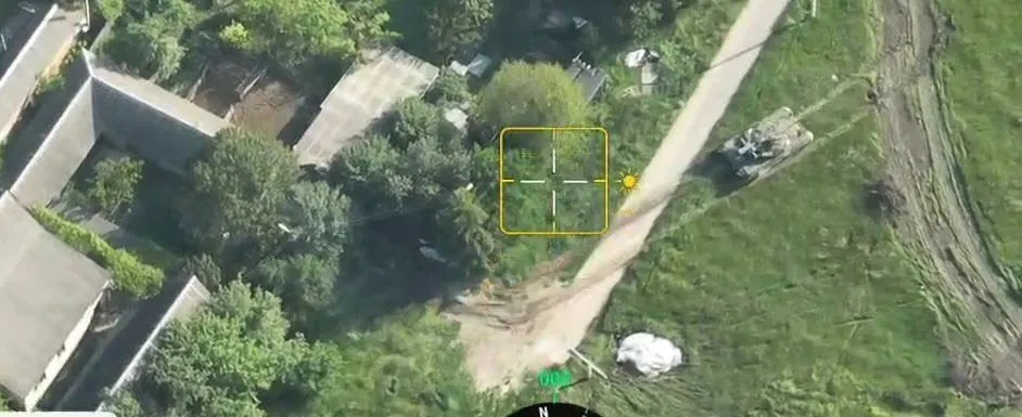 Танк добровольцев в селе Новая Таволжанка Танк добровольцев в селе Новая Таволжанка