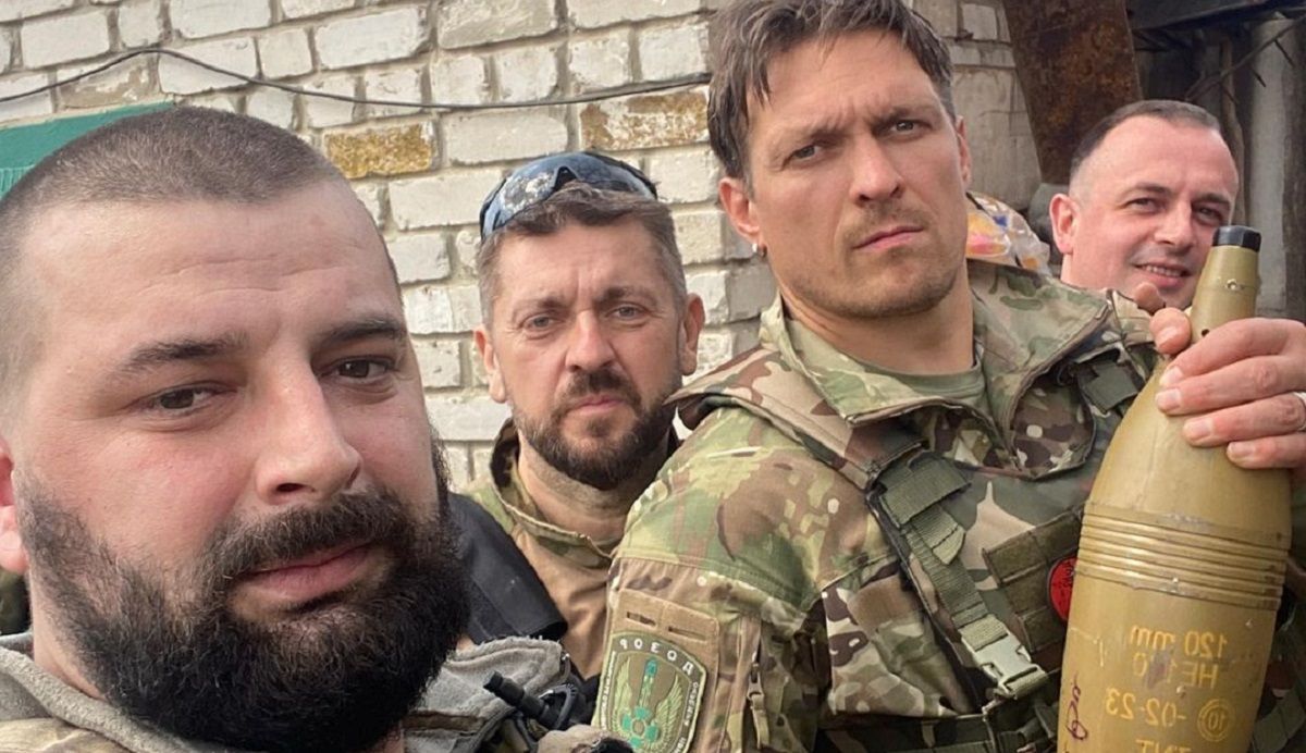 Олександр Усик разом із українськими військовими