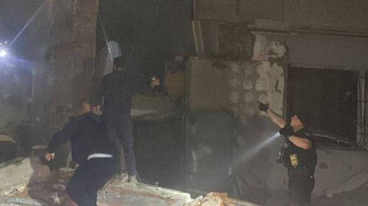 Обстрел Днепра 03.06.2023 - из-под завалов достали мужчину - опубликовали видео спасения - 24 Канал Обстрел Днепра 03.06.2023 - из-под завалов достали мужчину - опубликовали видео спасения - 24 Канал