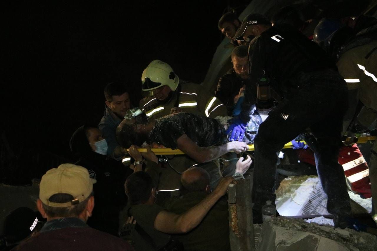 Удар по пригороду Днепра: ночью из-под завалов достали тело двухлетней девочки - 24 Канал