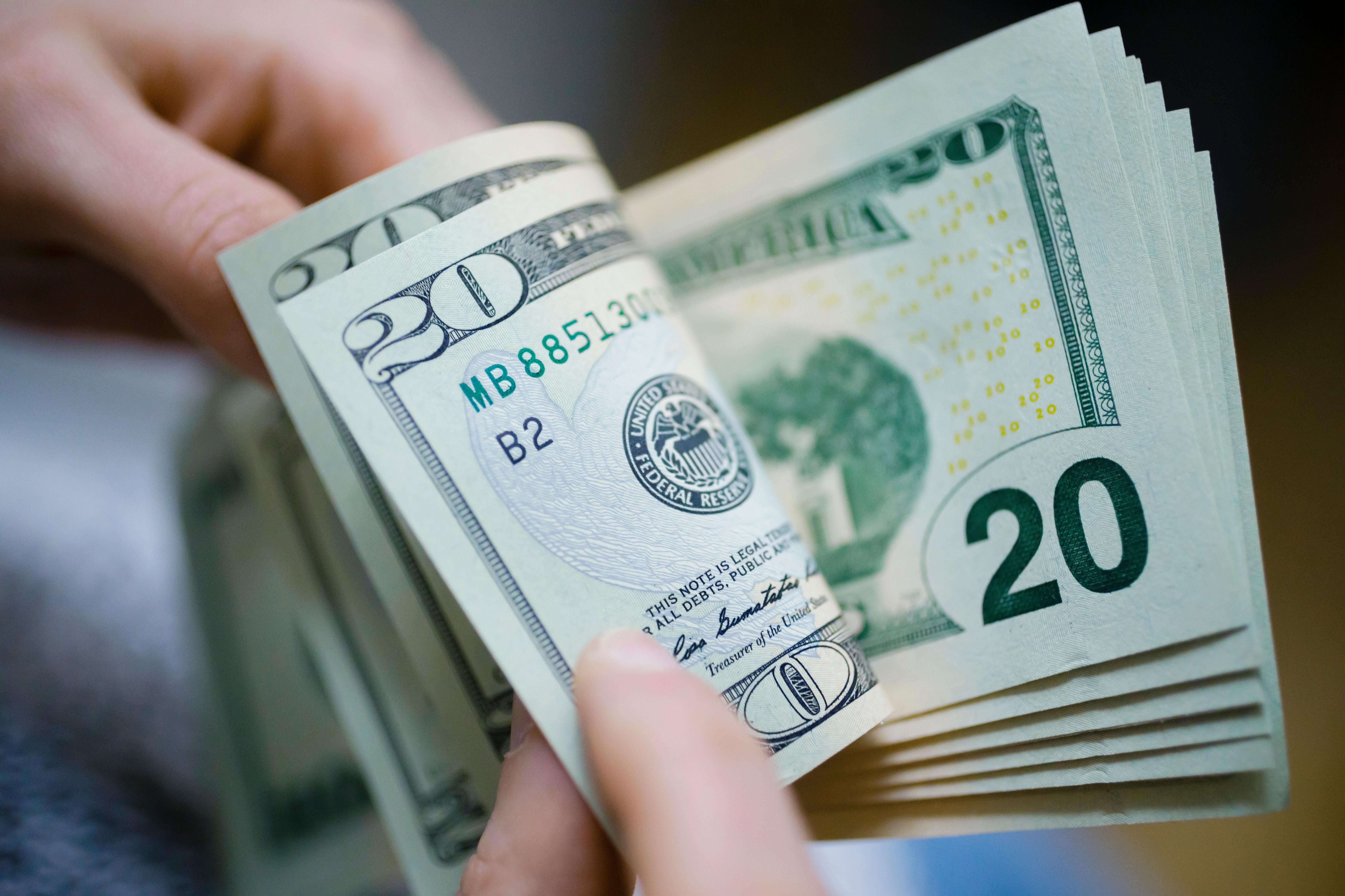 Готівковий курс сьогодні - долар різко впав - коли валюта буде нижче 37 гривень