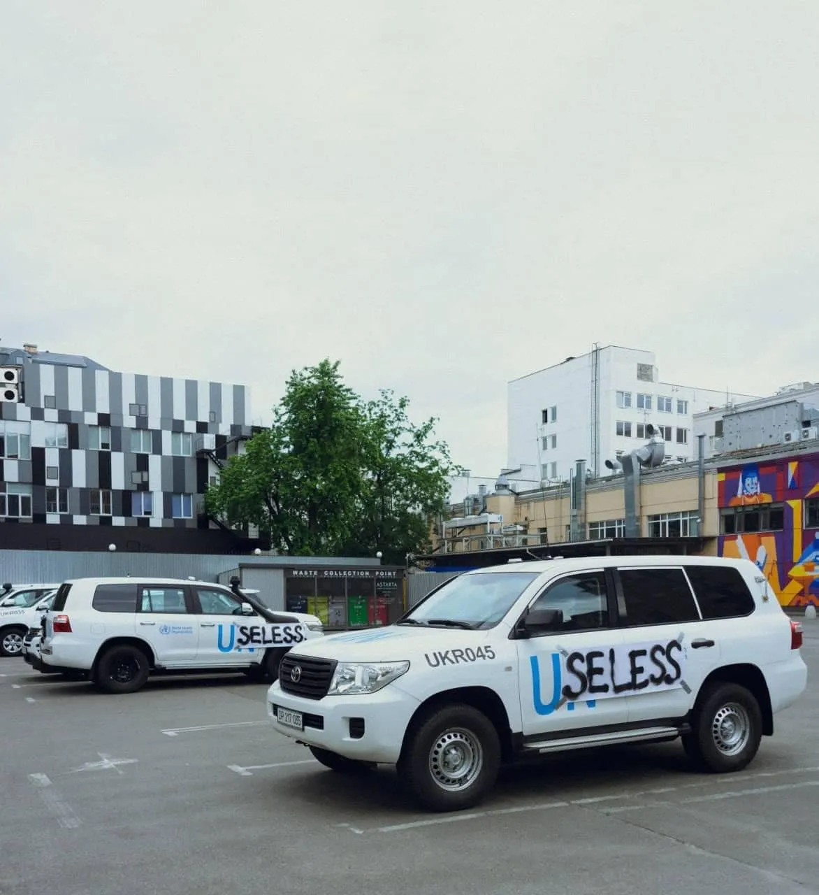 Позашляховики ООН в Києві з надписами Useless