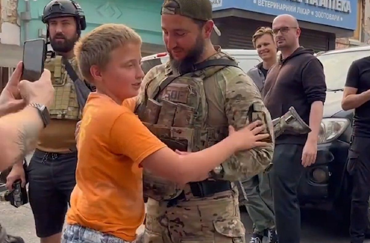 12-летний Максим благодарит защитника, передавшего дроном воду 12-летний Максим благодарит защитника, передавшего дроном воду