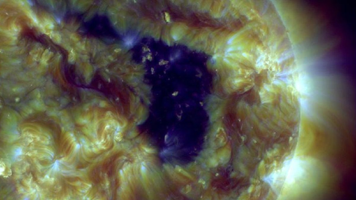 Корональная дыра, как она выглядит в трех длинах ультрафиолетовых волн Корональная дыра, как она выглядит в трех длинах ультрафиолетовых волн