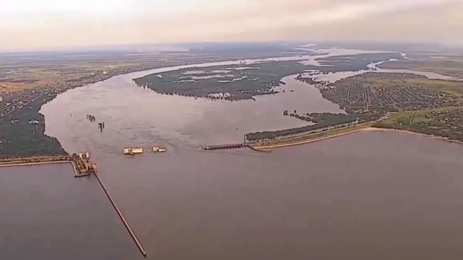 Як виглядає Каховська ГЕС - ДПСУ показали відео потопів біля Каховської ГЕС -  24 Канал