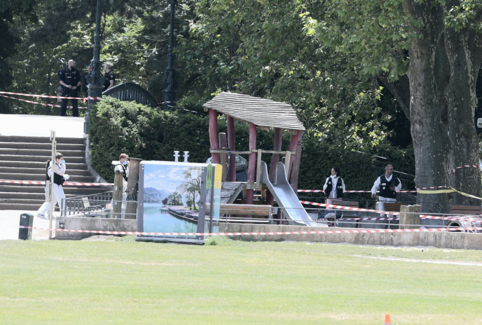 Во Франции сириец с ножом набросился на маленьких детей Во Франции сириец с ножом набросился на маленьких детей